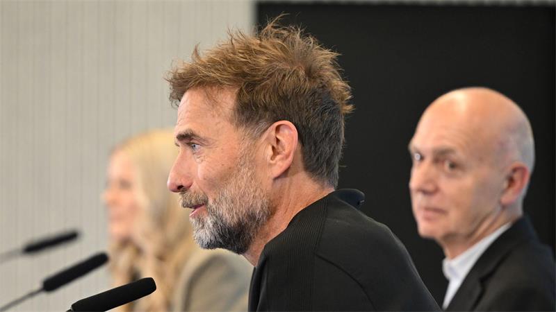 Jürgen Klopp (Mitte) bei seiner Vorstellung als neuer Bundestrainer.