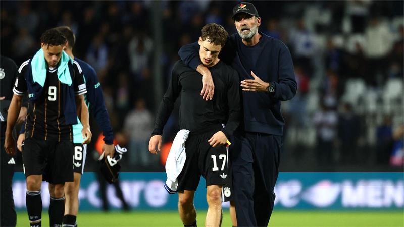 Jürgen Klopp als Umarmer und Menschenfänger, wie nach dem Spiel mit Kapitän Florian Wirtz.