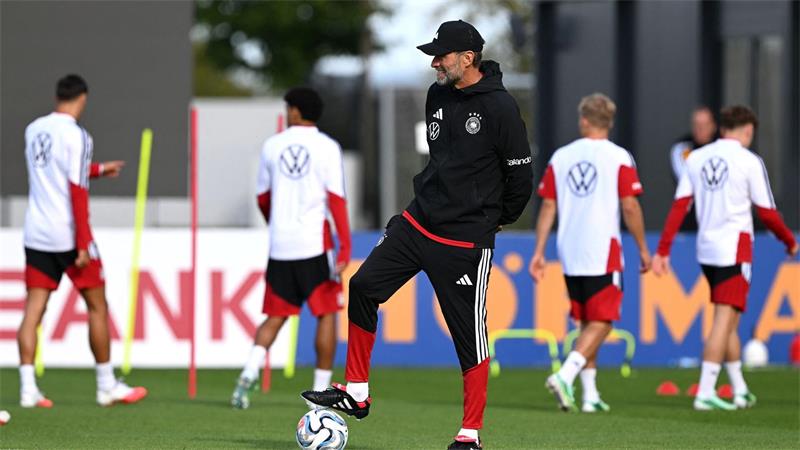 Jürgen Klopp beobachtet den Trainingsstart der Fußball-Nationalmannschaft. 