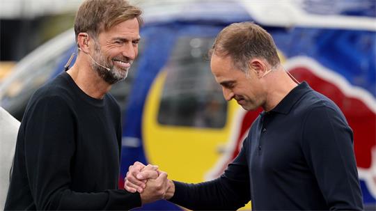 Jürgen Klopp kann nur mit Einverständnis von Red-Bull-Chef Mintzlaff (r.) Bundestrainer werden. (Archivbild) 