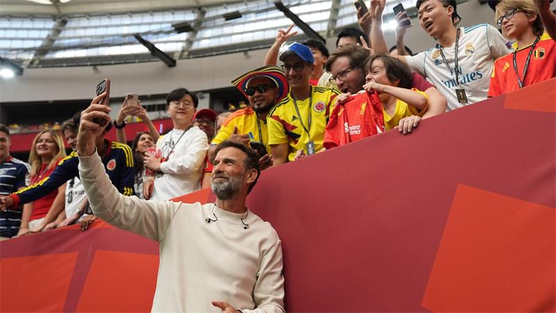 Jürgen Klopp macht mit Fans ein Selfie. 