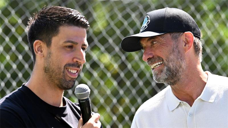 Jürgen Klopp (r.) beim Plausch mit 2014er-Weltmeister Sami Khedira.