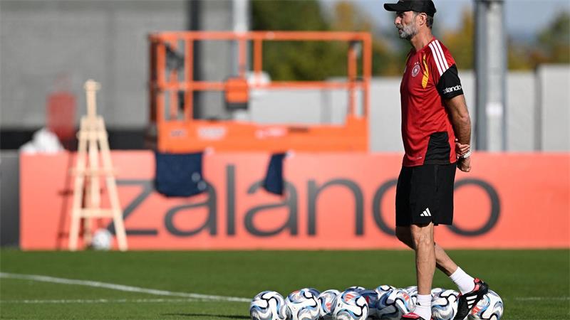 Keine Wiesn-Gaudi: Klopps Siegdruck und Schlotterbeck-Pech Jürgen Klopp schaut beim Training der Nationalmannschaft genau hin.