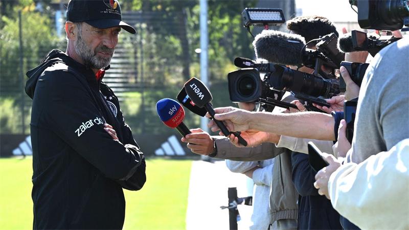 Jürgen Klopp stellt sich beim Abschlusstraining spontan für Reporterfragen. 