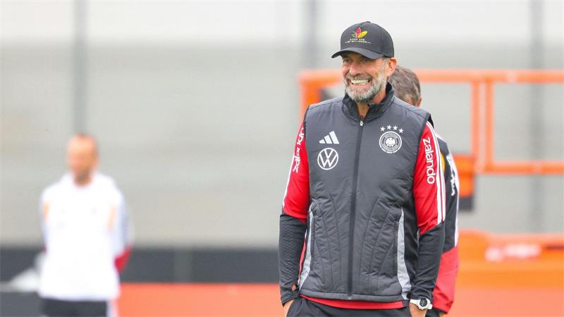Klopps Revanche-Plan im griechischen Spätsommer mit Urbig Jürgen Klopp warm eingepackt beim Training in Franken vor dem Kurztrip nach Thessaloniki.