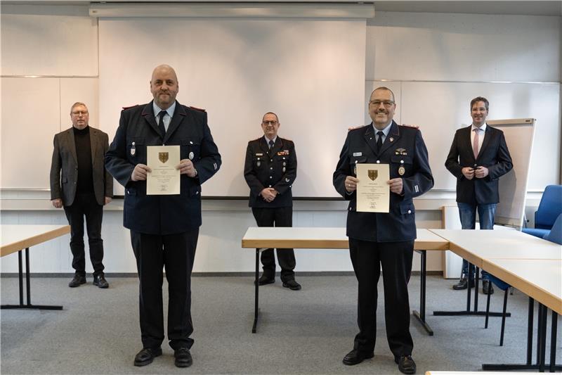 Jürgen Koch und Frank Slotta (vorne, von links) freuen sich, dass sie weiterhin mit Stadtbrandmeister Christian Hellmeier (Mitte) sowie Dr. Oliver Junk (rechts) und Burkhard Siebert zusammenarbeiten werden.  Foto: Stadt Goslar