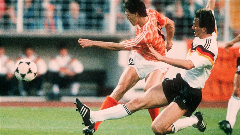 Jürgen Kohler im Duell mit Marco van Basten bei der EM 1988. 