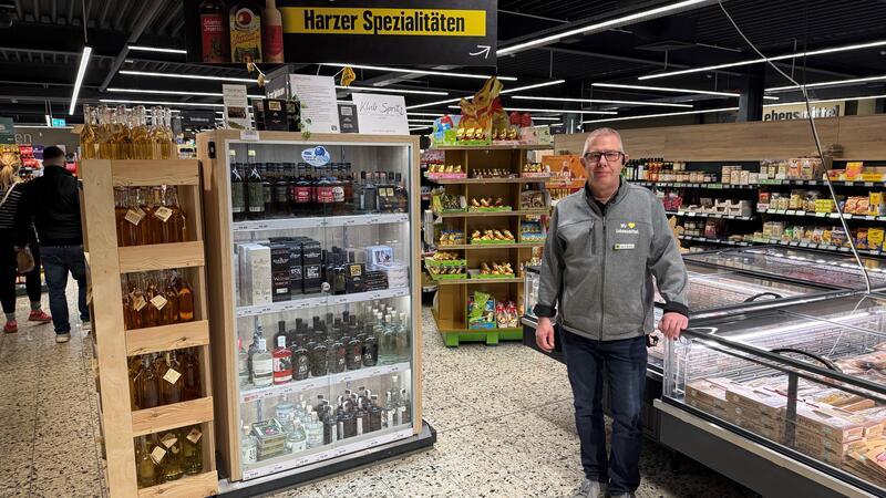 Das Foto zeigt einen Mann in einem Supermarkt.