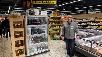 Das Foto zeigt einen Mann in einem Supermarkt.