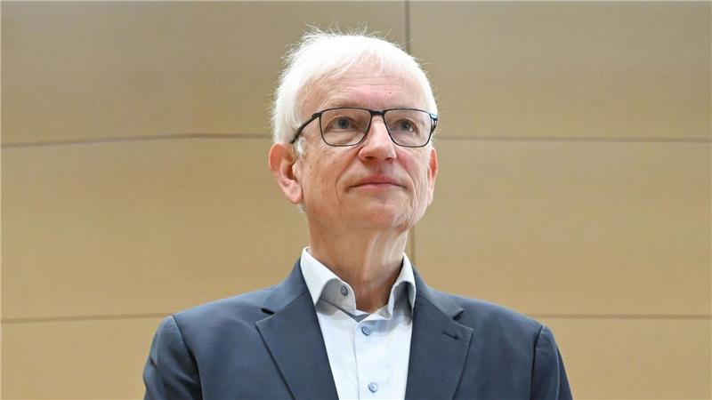 Verbrenner-Aus 2030? BGH prüft Klimaklagen gegen Autobauer Jürgen Resch klagt als Geschäftsführer der DUH gegen BMW und Mercedes.