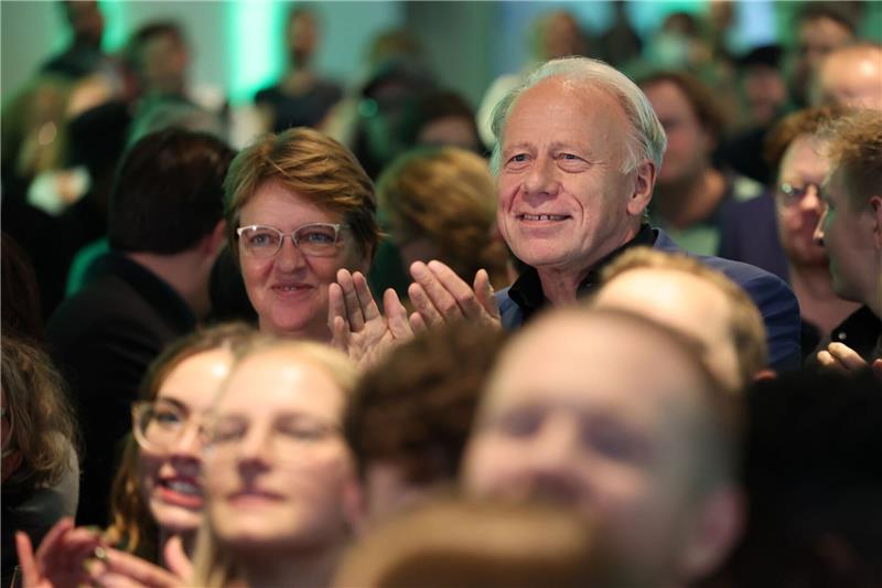 Jürgen Trittin (Bündnis 90/Die Grünen, M) reagiert auf die ersten Prognosen.
