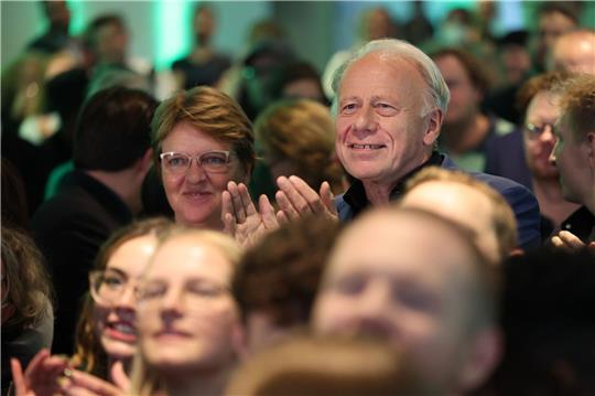 Jürgen Trittin (Bündnis 90/Die Grünen, M) reagiert auf die ersten Prognosen.