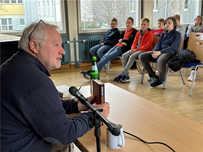 Jugendbuchautor Christoph Scheuring stellt in der Aula des Schulzentrums seinen Roman „Absolute Gewinner“ vor, in dem es um Basketball und Kriminalität geht.  Foto: Eggers
