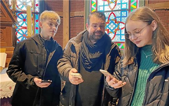 Jugenddiakon Michael Marintschak entwickelt mit den Braunlager Konfirmanden Noah, Nora sowie Oscar, Eniken und Fine (alle drei nicht im Bild) eine interaktive Kirchenführung, die mittels Smartphone abgerufen werden kann. Foto: Nachtweyh