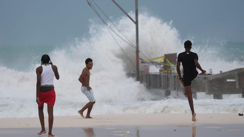 Schwerer Sturm „Beryl“ verliert an Kraft - sechs Tote Jugendliche am Strand, während der Hurrikan „Beryl“ durch ihre Stadt zieht.