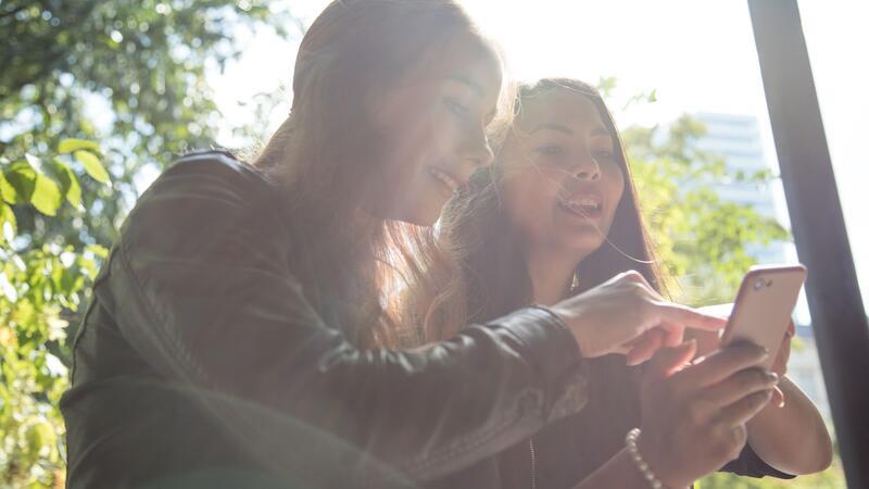 Jugendliche sollten sich über den Datenschutz ihres Messengers informieren.