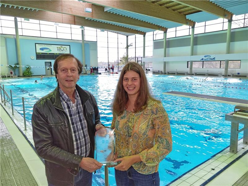 Kreissportbund und Stadt Goslar: Große Ehrungen erst wieder 2023 Jugendsportlerin India Tappe vom MTV Goslar wird vom KSB-Vorsitzenden Volker Bäcker ausgezeichnet. Foto: Privat