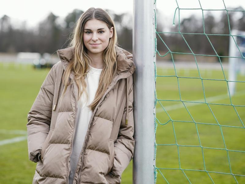 Jule Brand, Spielerin in Hoffenheims Frauenfußballmannschaft, schaut in die Kamera. Foto: Uwe Anspach/dpa/Archivbild