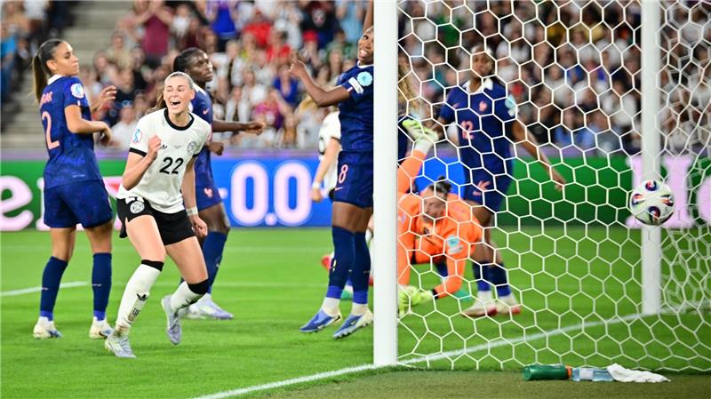 „Fix und fertig“: DFB-Team kämpft sich ins Halbfinale Jule Brand jubelt über das 1:1 durch Sjoeke Nüsken.