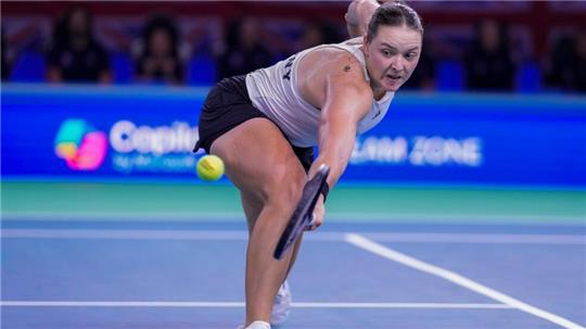 Jule Niemeier streckte sich gegen Emma Raducanu vergebens.