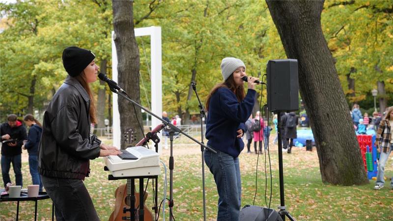 Bad Harzburg heißt mit einem großen Fest den Herbst willkommen Jule und Nuri präsentieren ihre selbstgeschriebenen Lieder.