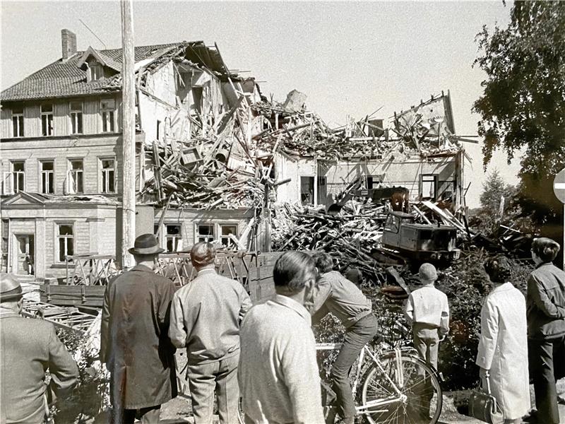 Ohne die B4 gäbe es dieses Rathaus in Bad Harzburg nicht Juli 1970: Die Bad Harzburger schauen dem Abriss ihres alten Rathauses zu.
