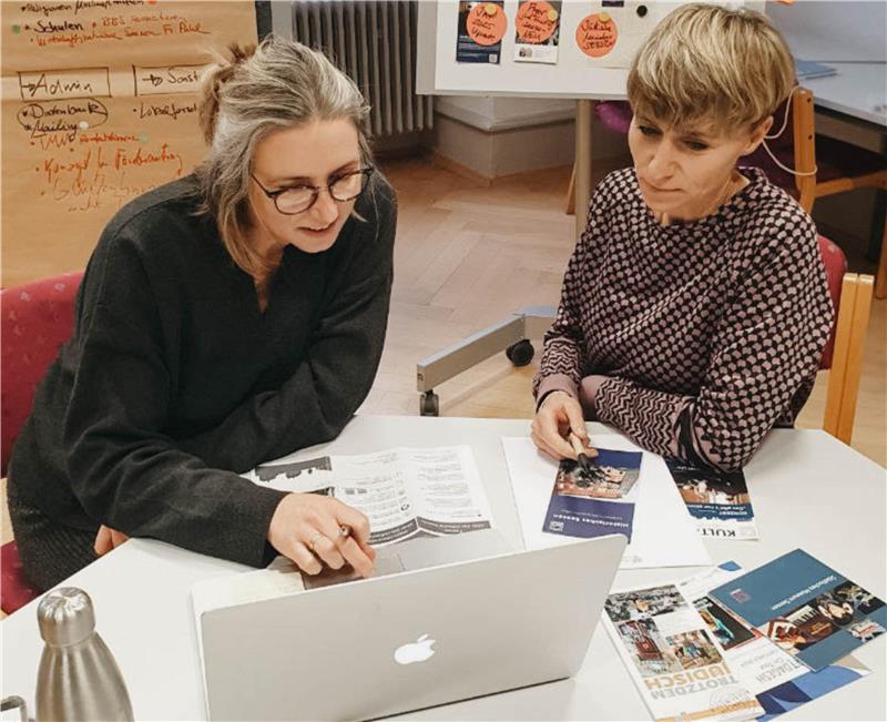 Julia Argo vom Israel-Jacobson-Netzwerk (l.) und Catharina Schubert, Projektmanagerin der Stadt Seesen, planen das Programm für die Jüdischen Kulturtage 2025.