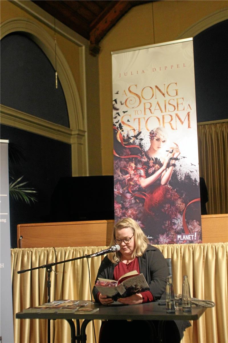 Julia Dippel, Bestsellerautorin, stellt ihre brandneue Romantasy-Reihe bei einer kostenfreien Lesung am Mittwochabend in der Wandelhalle in Bad Harzburg vor. Foto: Jenzora