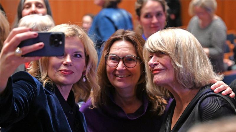 Klöckner zu Prostitution: Deutschland ist der „Puff Europas“ Julia Klöckner (v.l.-r., CDU), Bundestagspräsidentin, Mechthild Heil (CDU) und Frauenrechtlerin Alice Schwarzer lächeln für ein Selfie.