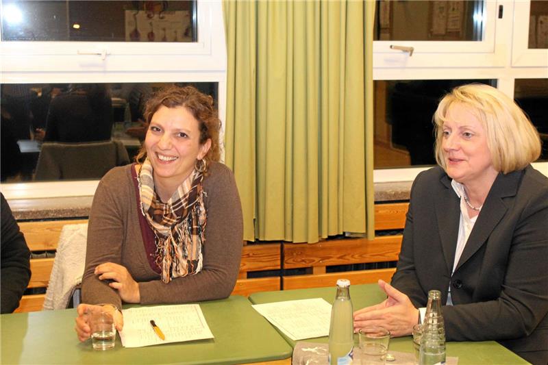 Julia Köthe (li.) berichtet von der Zusammenlegung der Grundschulen Westerode und Gerhart-Hauptmann. Rechts Swenja Niemeyer, Schulleiterin der Grundschule Harlingerode.