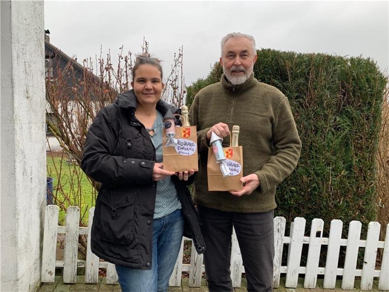 Lob für die Dorfgemeinschaft in Krisen-Zeiten Julia Lorenz und Eckhard Wagner bei ihrem mobilen Jahresempfang . Foto: Privat
