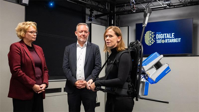 Niedersachsens Polizei erprobt den begehbaren Tatort Julia Menzel (rechts), Fachkoordinatorin Photogrammetrie und Laserscanning, zeigt der Innenministerin Daniela Behrens (links) und dem LKA-Präsidenten Thorsten Massinger einen 3D-Laserscanner.