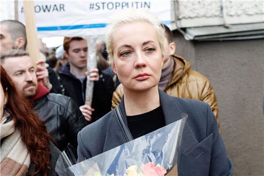 Julia Nawalnaja, die Witwe von Alexej Nawalny, steht in einer Warteschlange vor der russischen Botschaft, um ihre Stimme bei der Präsidentschaftswahl abzugeben.