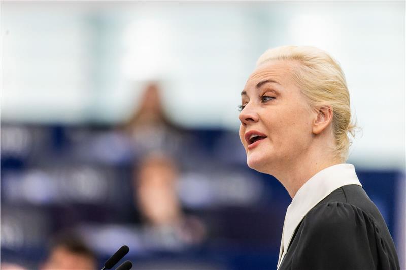 Nawalnaja: Putin ist ein Gangster Julia Nawalnaja im Plenarsaal des Europäischen Parlaments in Staßburg.