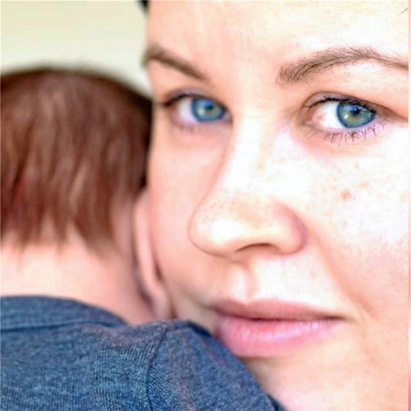 Julia Perkowski mit ihrem Kind.  Foto Privat