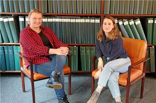 Julia Rettberg (links) ist Hundetrainerin in Goslar und spricht im GZ-Podcast „Gäste-Zimmer“ mit Caterina Klaeden über ihre Arbeit mit Mensch und Tier.  Foto: Düber
