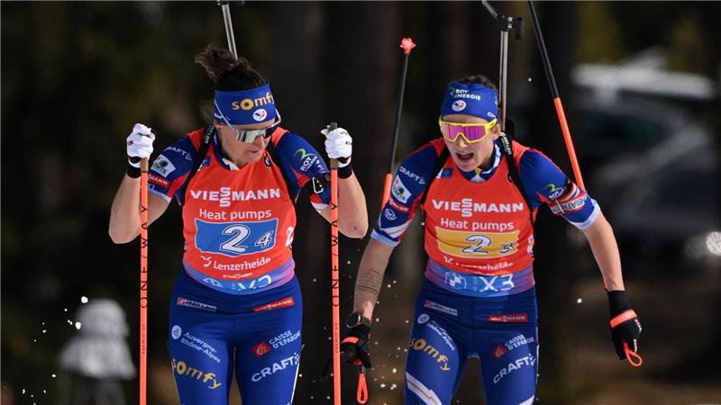 Biathletin Simon wegen Kreditkartenbetrugs verurteilt Julia Simon (l) streitet die Vorwürfe von Justine Braisaz-Bouchet (r) nicht mehr ab. (Archivbild)