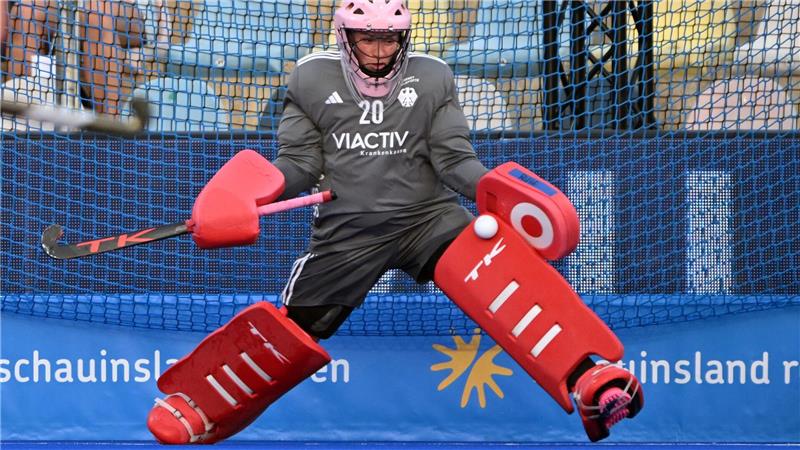 Deutsche Hockey-Damen mit viel Mühe im EM-Halbfinale Julia Sonntag konnte einen Siebenmeter abwehren.