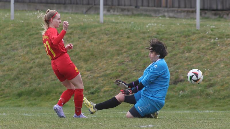 SC 18-Frauen erzielen zwei Dreierpacks Julia Vogel unterbricht mit ihrem Treffer zum 4:1 die Torfolge von Nele Schmidt, sodass dieser ein lupenreiner Hattrick verwehrt bleibt. Im Tor des SV Wendessen II steht Olympionikin (Sportschießen) Jolyn Beer. Foto: Gietemann