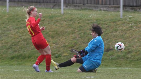 Julia Vogel unterbricht mit ihrem Treffer zum 4:1 die Torfolge von Nele Schmidt, sodass dieser ein lupenreiner Hattrick verwehrt bleibt. Im Tor des SV Wendessen II steht Olympionikin (Sportschießen) Jolyn Beer. Foto: Gietemann