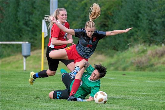 Julia Vogel, vierfache Torschützin des SC 18 Harlingerode, wird von Neiletals Torhüterin Jolyn Beer nicht ganz regelgerecht gestoppt. Foto: Drechsler