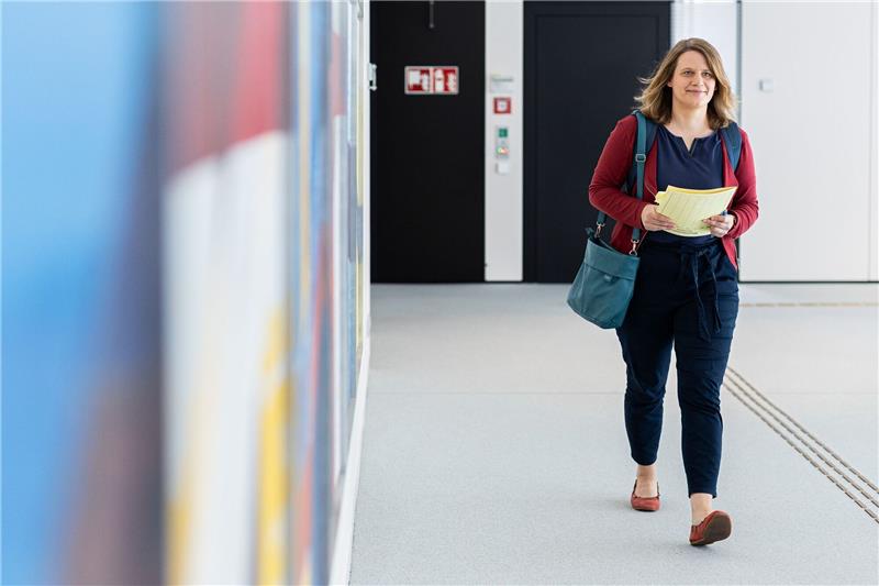 Ministerin: Kita-Pläne senken nicht den Standard Julia Willie Hamburg (Bündnis 90/Die Grünen), Kultusministerin Niedersachsen, kommt zur Pressekonferenz zum Beginn vom neuen Schuljahr in Niedersachsen in der Landespressekonferenz.