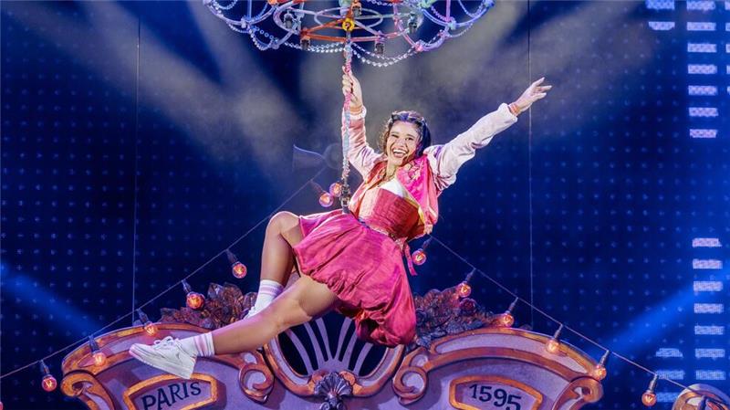 Pop-Musical „& Julia“ feiert umjubelte Deutschland-Premiere Julia erkundet die Welt ohne Romeo.