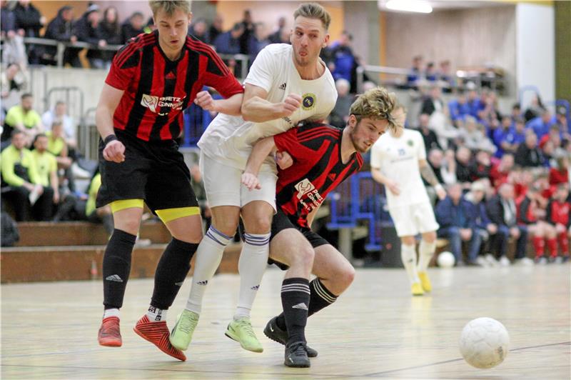 Julian Ahrens, der hier von zwei Spielern der SG Bohrstadt in die Zange genommen wird, trägt mit einem verwandelten Neunmeter im Finale zum Turniersieg der TSG Bad Harzburg in der Goldenen Aue bei. Foto: Gietemann