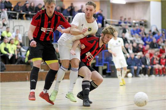 Julian Ahrens, der hier von zwei Spielern der SG Bohrstadt in die Zange genommen wird, trägt mit einem verwandelten Neunmeter im Finale zum Turniersieg der TSG Bad Harzburg in der Goldenen Aue bei. Foto: Gietemann