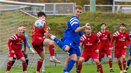 Der Bad Harzburger Fußballer Julian Ahrens spielt den Ball mit der Hacke auf das Tor.