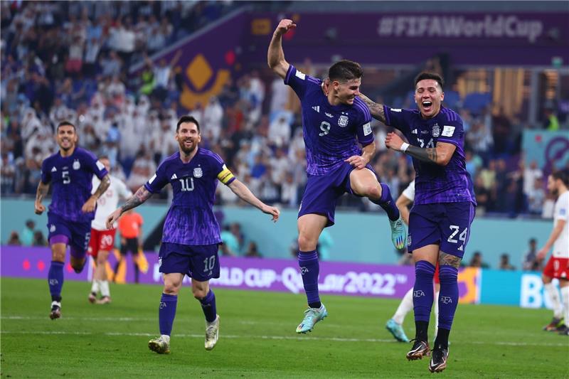 Dramatische Schlussphase: Messi und Lewandowski weiter Julian Alvarez (M) machte mit dem 2:0 den Sieg Argentiniens über Polen perfekt.