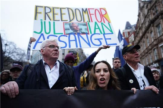 Julian Assanges Frau Stella Assange (M) marschiert mit Unterstützern nach der Auslieferungsanhörung in London vom Royal Courts of Justice zur Downing Street.