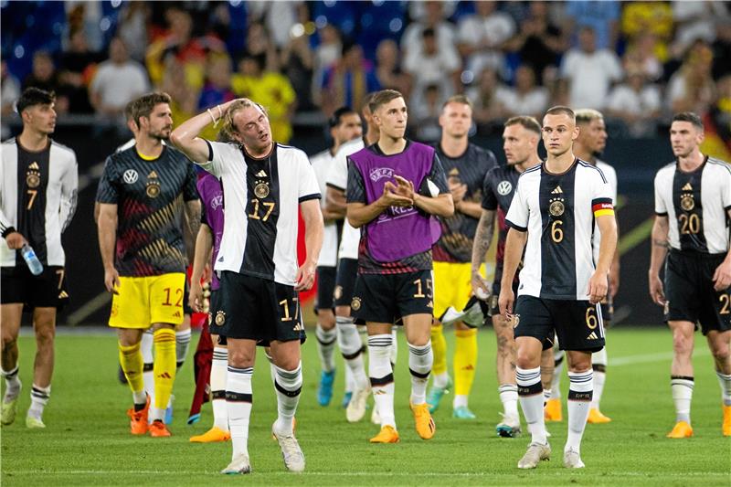 Das denkt die Nordharzer Fußballszene über Hansi Flick Julian Brandt, Nico Schlotterbeck und Joshua Kimmich (vorn v.li.) gehen nach der 0:2-Pleite gegen Kolumbien mit leeren Mienen über den Rasen in Gelsenkirchen. Das Spiel ist der Abschluss einer durchweg misslungenen Länderspielphase. Foto: picture alliance/dpa