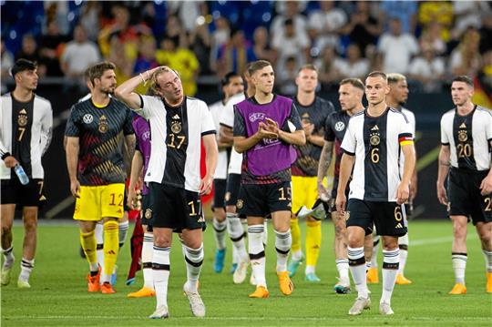 Julian Brandt, Nico Schlotterbeck und Joshua Kimmich (vorn v.li.) gehen nach der 0:2-Pleite gegen Kolumbien mit leeren Mienen über den Rasen in Gelsenkirchen. Das Spiel ist der Abschluss einer durchweg misslungenen Länderspielphase. Foto: picture alliance/dpa